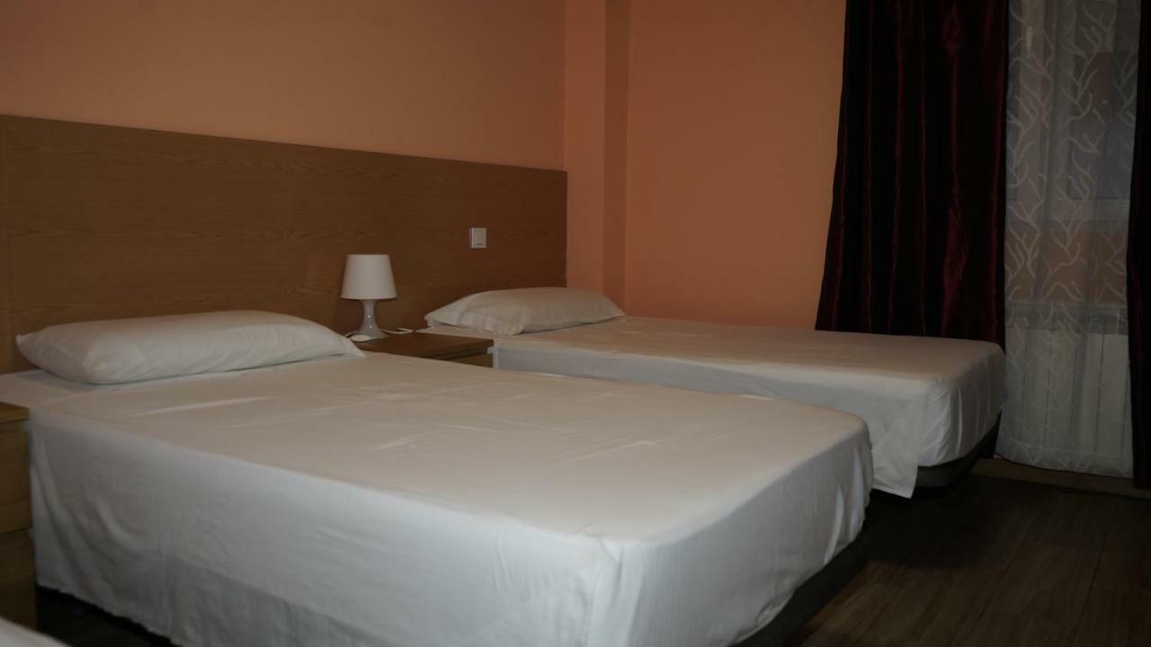 Hostal La Pared Torres de la Alameda Extérieur photo