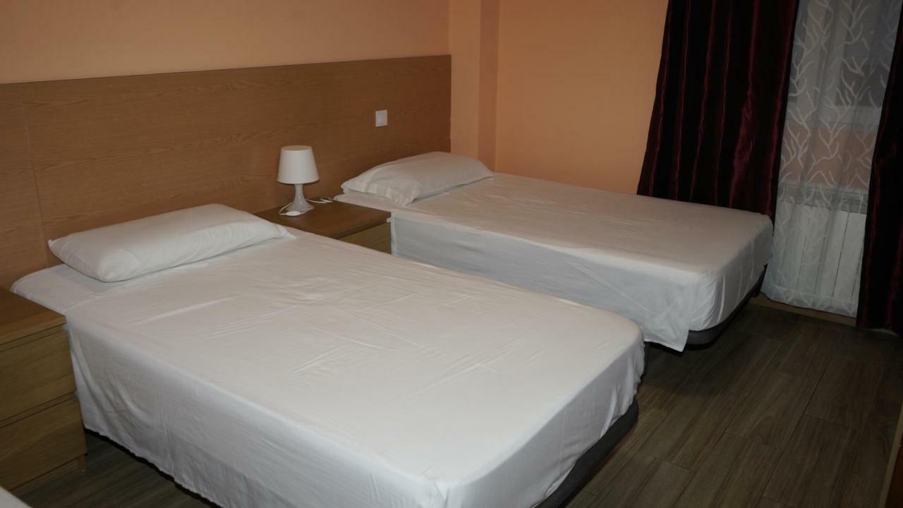 Hostal La Pared Torres de la Alameda Extérieur photo