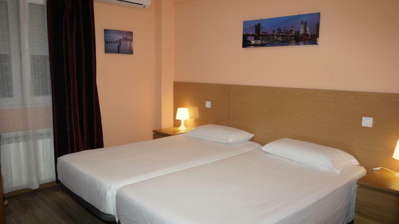 Hostal La Pared Torres de la Alameda Extérieur photo